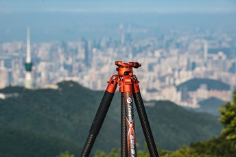 在山顶的一架三脚架相机