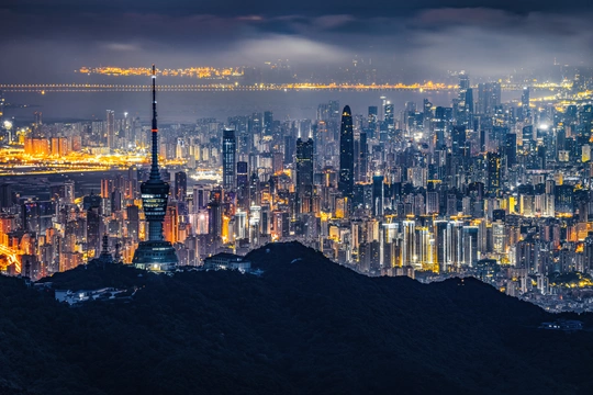 夜晚点亮的城市 前景是山。