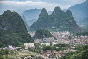 被群山环绕的城市