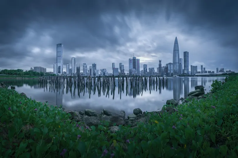 河岸城市天际线 天际线 建筑 和天空中的云