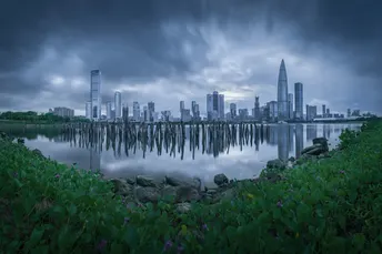 河岸城市天际线 天际线 建筑 和天空中的云