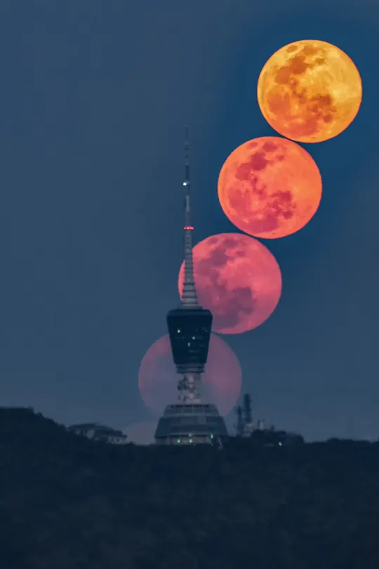 帝国大厦上满月升起