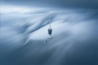 天空中的塔 云和水