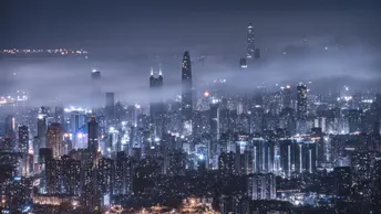 雾气笼罩的城市夜景 摩天大楼和建筑