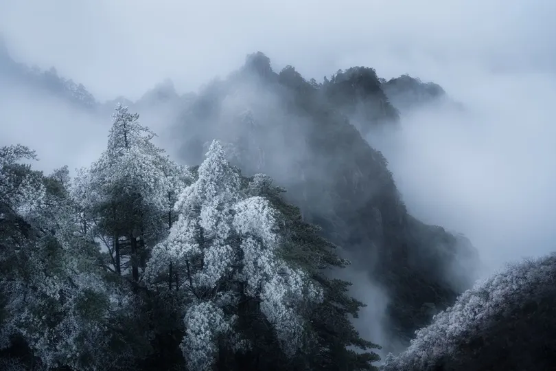雾气缭绕 覆盖着白雪皑皑的山峰