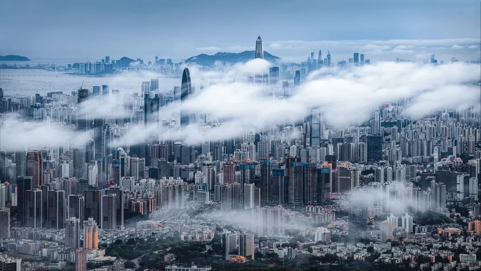 摩天大楼和天空中的云朵的城市