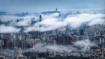 摩天大楼和天空中的云朵的城市