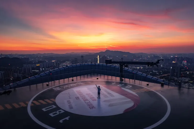 站在城市落日之上的男子