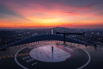 站在城市落日之上的男子