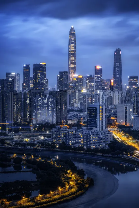 城市夜晚的轮廓 高耸的建筑物被点亮