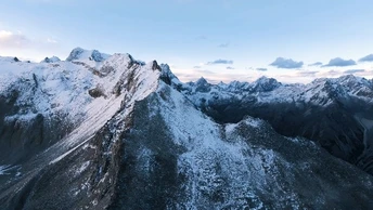 周末去哪？去爬一座山！