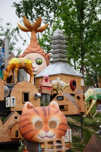 一座木质房屋上有一只猫