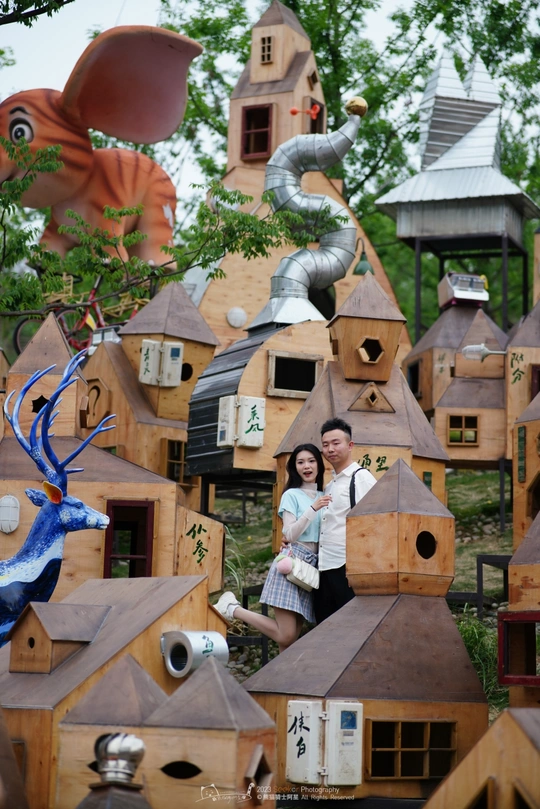 一些人在一排木房子旁边