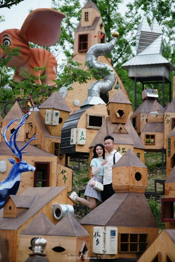 一些人在一排木房子旁边