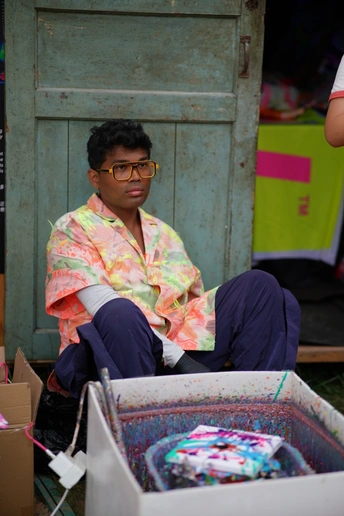 一个戴眼镜的男子坐在一个女子旁边的一个箱子里