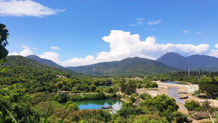 西涌蓝天白云山水小船