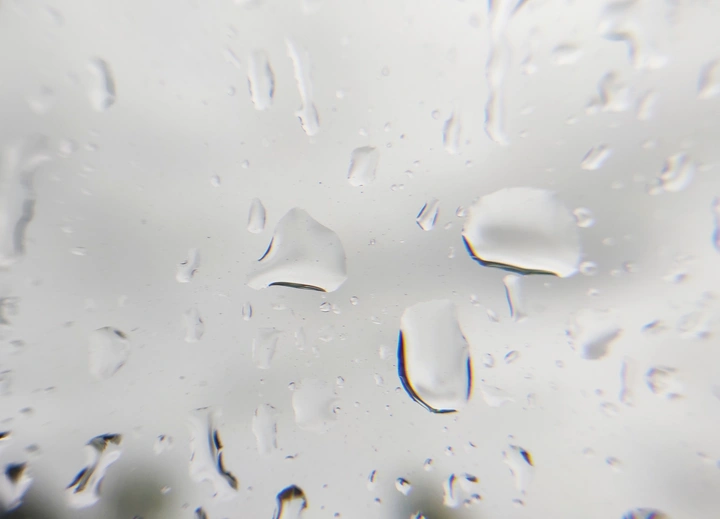 下雨车窗玻璃上的水珠