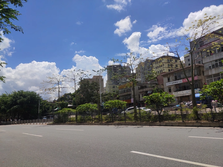 蓝天白云城市道路