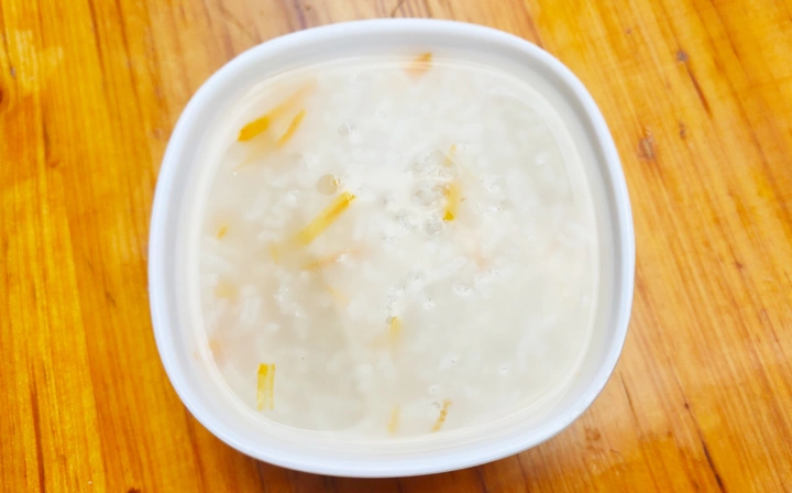 桌面上一碗南瓜大米粥