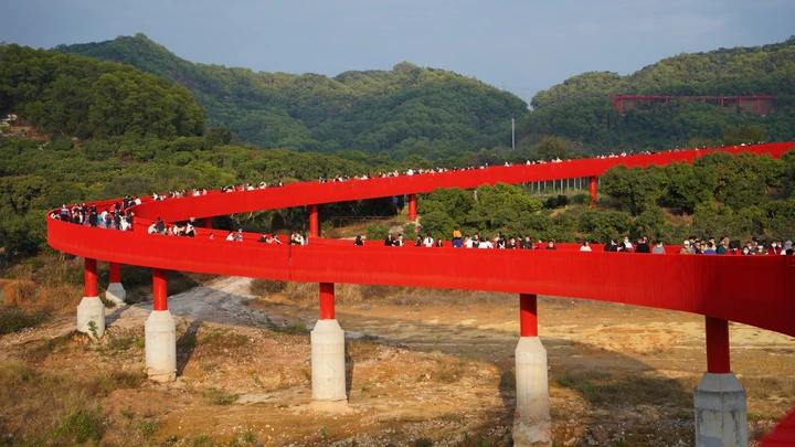 夕阳下虹桥公园游客