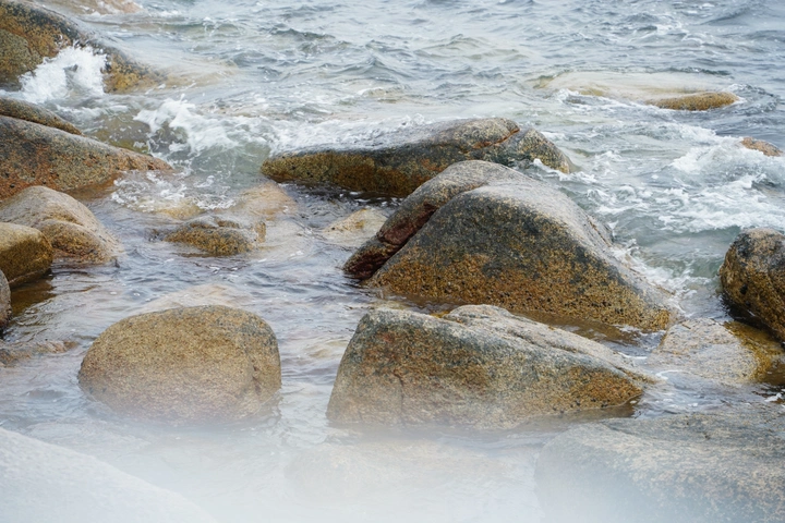 深圳盐田海水海边石头