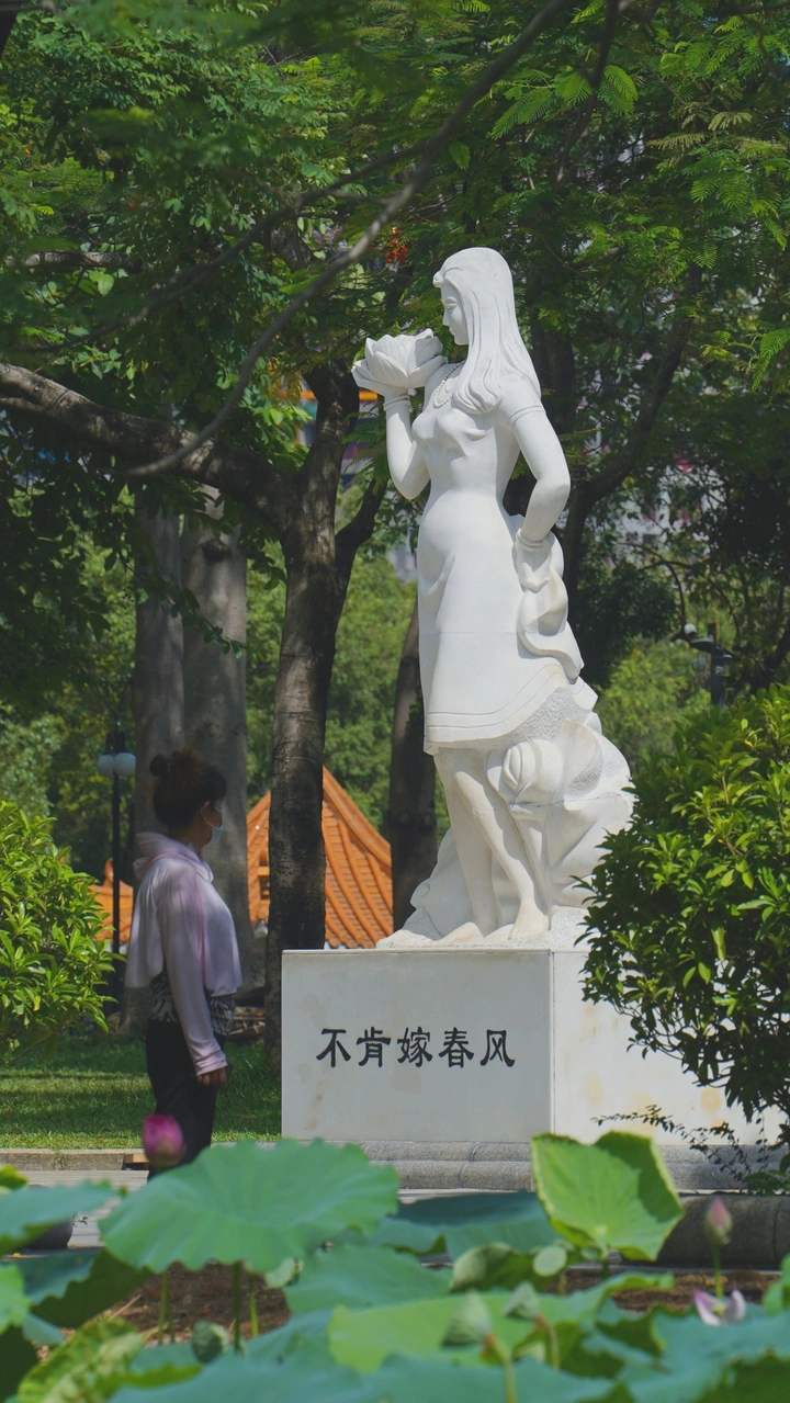 洪湖公园女游客看不肯嫁春风女雕像