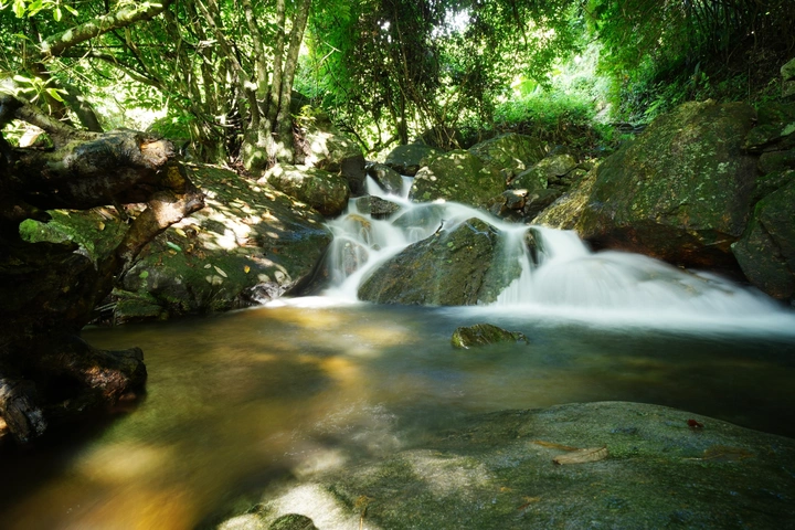 泰山涧溪流小瀑布慢门摄影