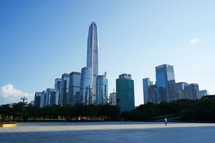 深圳高楼大厦市民中心广场戴口罩的行人