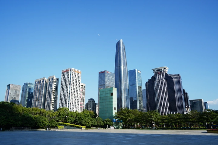蓝天月亮城市风光深圳高楼福田CBD
