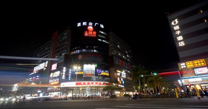 夜晚灯光民治大道车流延时嘉熙业广场大润发
