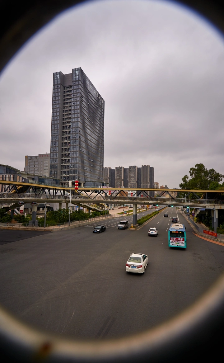 阴天龙华路口交通车流过街天桥