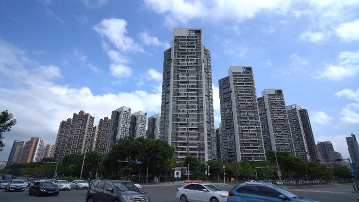 蓝天白云城市路口交通车流万科金域华府