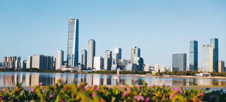 清晨阳光照耀深圳高楼