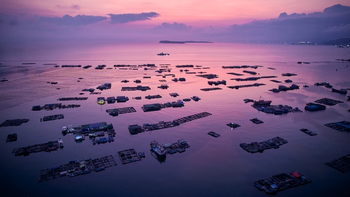 深圳大鹏南澳海边船只晚霞渔船