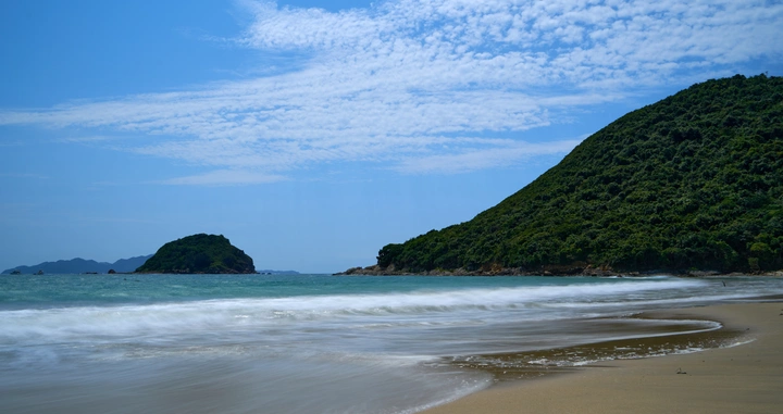 蓝天白云山海风光西冲海滩情人岛