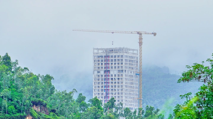 山林云雾高楼建筑施工