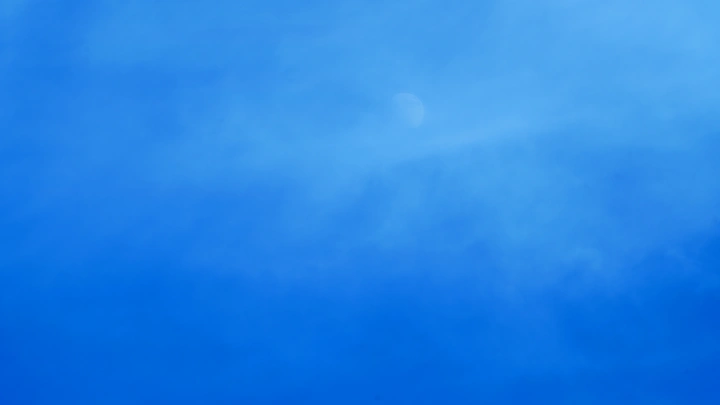 天空云遮月