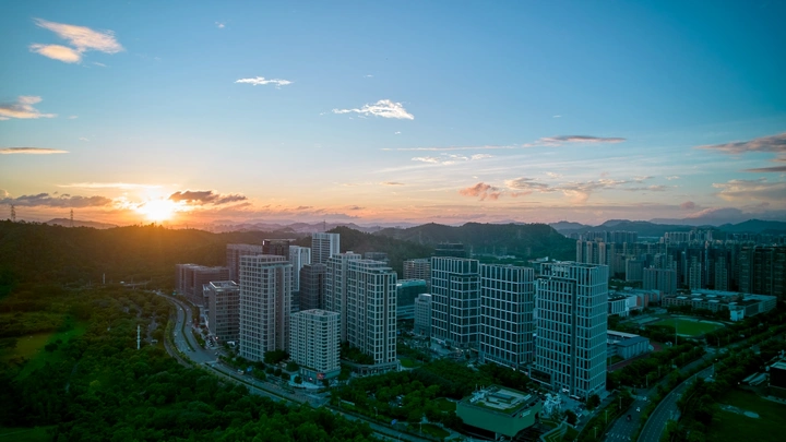 城市日落日出深圳龙岗启迪协信科技园高楼