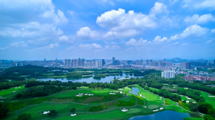 蓝天白云深圳龙岗高楼正中高尔夫球会