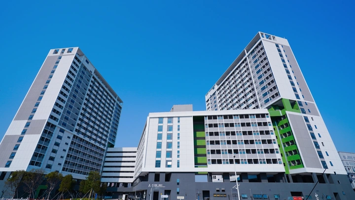 蓝天深圳坪山高校宿舍楼南区外景