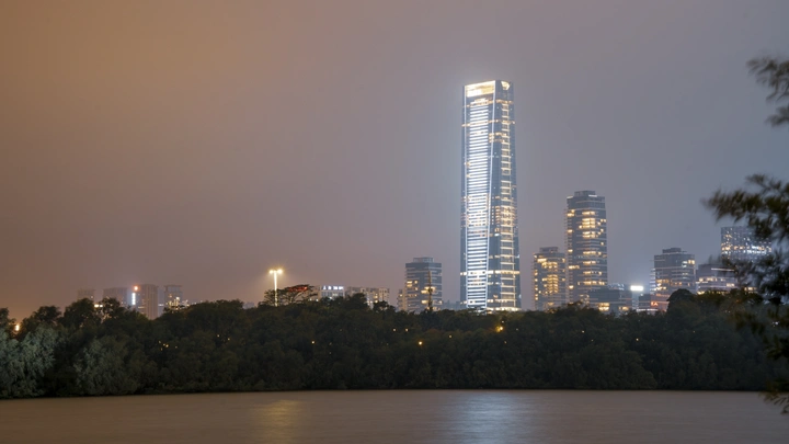 夜晚深圳湾壹号高楼建筑长曝光摄影
