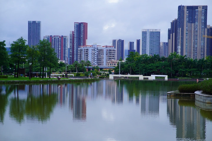 水倒影城市建筑