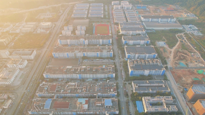清晨阳光照耀厂区建筑