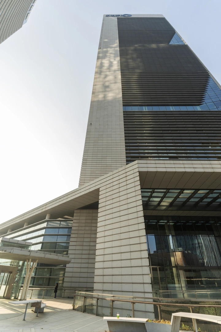 城市高楼建筑里的人