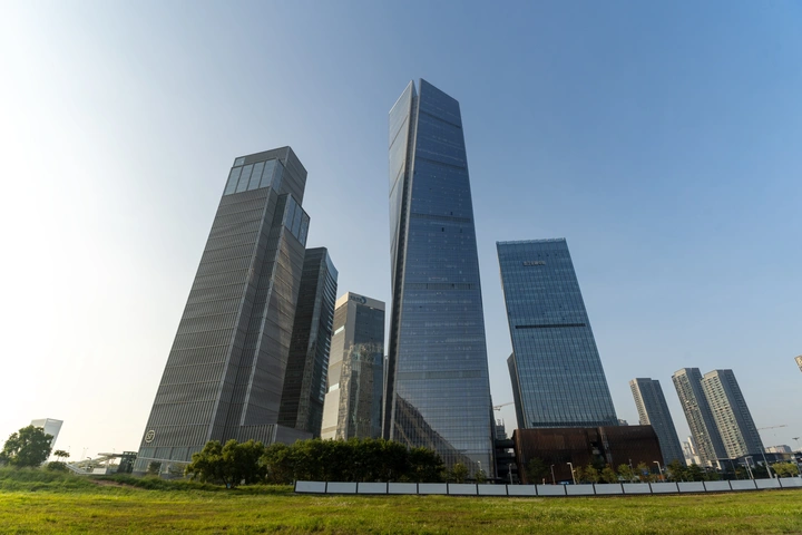 蓝天深圳前海高楼大厦现代建筑