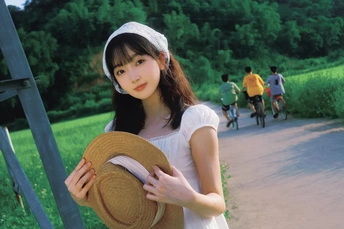 一位戴白色帽子站在旁边的人拿着草编帽子