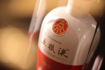 一瓶红葡萄酒在桌子上