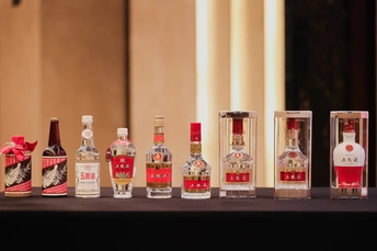 桌子上一排瓶装酒