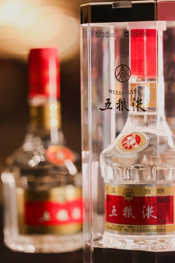 一瓶酒精和一杯玻璃杯在桌子上