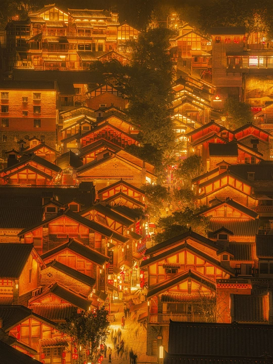 镇上的许多房屋和建筑在夜晚被照亮。